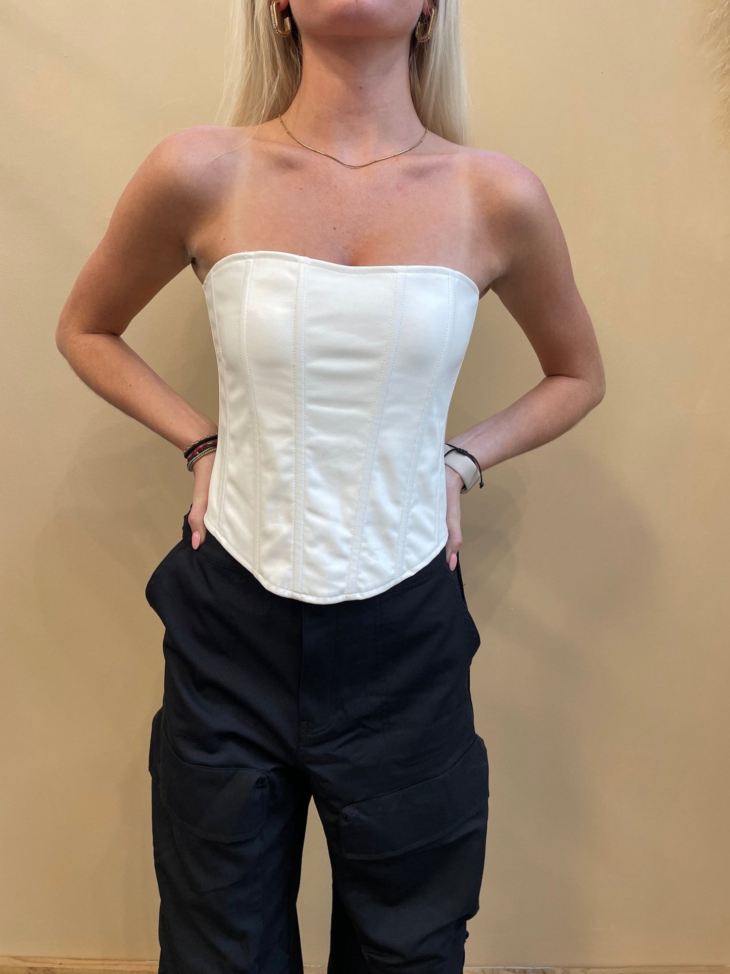 Naomi Bustier - Arete Style